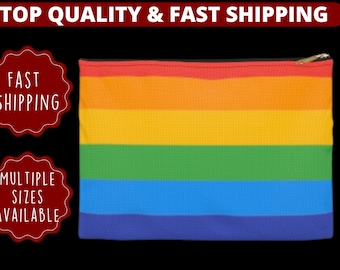 Puede incluir: Una bolsa rectangular con cremallera y rayas de arcoíris. La bolsa presenta bandas horizontales de color rojo, naranja, amarillo, verde, azul e índigo. La cremallera es dorada. El texto "TOP QUALITY & FAST SHIPPING" está en la parte superior. El texto "FAST SHIPPING" y "MULTIPLE SIZES AVAILABLE" están a la izquierda.