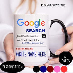 以下が含まれることがあります： 黒い取っ手付きの白いセラミックマグカップ。マグカップには、Google検索バーのデザインが施され、「Best Office Manager Ever」と「we found 1 result for Best Office Manager Ever」のテキストが書かれています。「Search Result: WRITE NAME HERE」というテキストは検索バーの下にあります。マグカップは15オンスです。