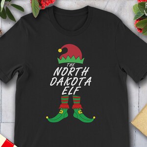 Magliette coordinate divertenti per tutta la famiglia con gli elfi di Natale del Dakota del Nord.