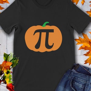 Pumpkin PI (Pie) Math Pun. Great costume for Halloween, Thanksgiving and Pi Day on March 14 T-Shirt.