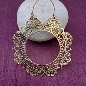 Pendientes de aro de latón, pendientes tribales, pendientes boho, pendientes de aro de oro, pendientes étnicos, joyas hechas a mano, joyas de festival, regalo para ella