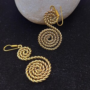Pendientes de aro en forma de espiral para mujer en oro y plata, delicados pendientes con letras, pendientes minimalistas, regalos para damas de honor