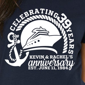 K&ouml;nnte beinhalten: Ein marineblaues T-Shirt mit einem wei&szlig;en Anker und einem Kreuzfahrtschiff-Design. Der Text lautet "Celebrating 39 Years Kevin & Rachel's Anniversary Est. June 11, 1984".