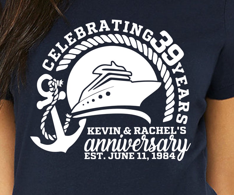 K&ouml;nnte beinhalten: Ein marineblaues T-Shirt mit einem wei&szlig;en Anker und einem Kreuzfahrtschiff-Design. Der Text lautet "Celebrating 39 Years Kevin & Rachel's Anniversary Est. June 11, 1984".