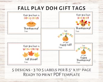 Può includere: Cinque modelli di etichette regalo stampabili con illustrazioni e giochi di parole a tema autunnale. Le etichette includono una zucca, una torta e foglie autunnali. Il testo sulle etichette include "Doh-licious", "Won-Doh-Ful", "Doh Best" e "Doh Thankful".