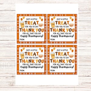 Pu&ograve; includere: Quattro etichette regalo a tema Ringraziamento con un bordo arancione a quadri. Ogni etichetta presenta il testo "Just a Little Treat For You to Say Thank You For All That You Do! Happy Thanksgiving!" e grafiche di caff&egrave; e tazza.