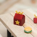 Fröhliches Wichtel-Mahl | Snacktüte glänzend rot mit goldenem W | Mini Hamburger | Wichtel-Burgerbude Verkaufsstand | Budenzauber Reihe product logo