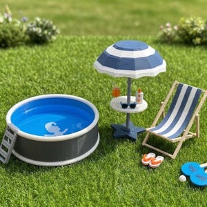 Könnte beinhalten: Ein Miniatur-Swimmingpool mit grauer Außenseite und blauem Inneren, ein blau-weiß gestreifter Sonnenschirm über einem kleinen runden Tisch, ein blau-weiß gestreifter Liegestuhl, orangefarbene Flip-Flops und ein blauer Schläger auf grünem Gras.