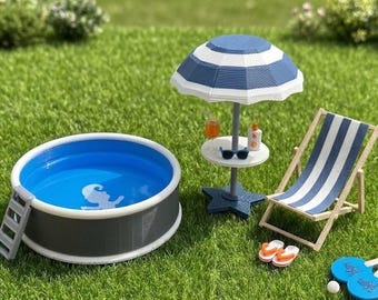 Wichtel Pool Set mit Zubehör – Sommer Deko für die Wichteltür, Pool mit Leiter, Sonnenschirm, Beachball, Sonnenbrille & Flipflop