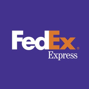 Könnte beinhalten: FedEx-Logo in Weiß und Orange mit dem Wort "Express" in Weiß darunter. Das Logo befindet sich auf einem violetten Hintergrund.