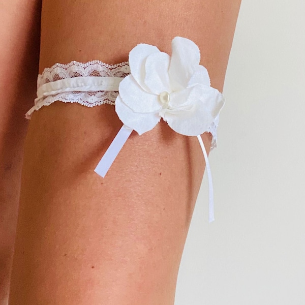 Jarretière de mariée artisanale faite en France fleur en tissu personnalisée dentelle mariage bleu blanche