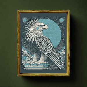 Può includere: Una stampa artistica incorniciata con un'illustrazione dettagliata di un'aquila stilizzata con un corpo bianco e grigio, appollaiata su libri. Lo sfondo include una luna blu e un cielo stellato, con elementi floreali alla base. L'opera d'arte è ambientata su uno sfondo blu scuro.
