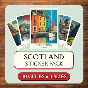 Könnte beinhalten: Ein Sticker-Pack mit Bildern aus Schottland. Das Pack enthält rechteckige Aufkleber mit farbenfrohen Illustrationen schottischer Landschaften und Städte, darunter Tobermory. Der Text "SCOTLAND STICKER PACK" und "30 CITIES x 3 SIZES" sind ebenfalls sichtbar.