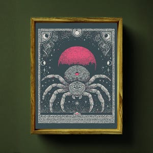 Può includere: Stampa artistica incorniciata con un'illustrazione stilizzata di un ragno. L'opera d'arte ha uno sfondo verde-azzurro scuro con un sole rosa ed elementi celesti bianchi. Il ragno è dettagliato con motivi intricati e la cornice è in legno caldo.