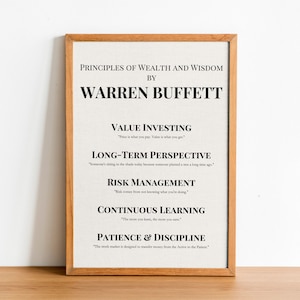 以下が含まれることがあります： 「PRINCIPLES OF WEALTH AND WISDOM BY WARREN BUFFETT」と書かれたフレーム入りのプリント。プリントには、重要な財務原則が記載されています。フレームは明るい茶色です。プリントは木製の表面に表示されています。
