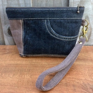 Upcycled Denim Wristlet Pouch - Marrón/Negro