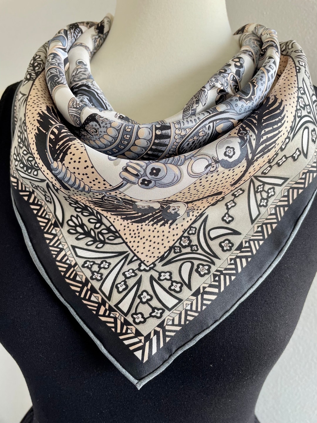 スカーフ [HAZZYS] Hauteville House White clip Square Silk Scarf Wrapables® Silk Blend Neckerchief 24 x 24 Inch Square Scarf