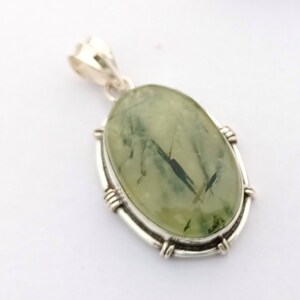 Colgante de prehnita ovalada: piedra preciosa verde natural, collar de plata de ley imagen 4