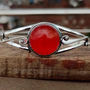 Bransoleta z karneolu: biżuteria ze srebra próby 925 z kamieniami szlachetnymi