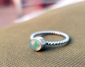 Anillo de ópalo ovalado hecho a mano en plata 925: joyería bohemia con piedras preciosas