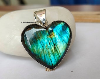 Collana Mignon Con Catena E Centrale Di Elementi A Dado, Con Charm Di Saponette Lucide E Pietre Quadre Sui Toni Del Blu