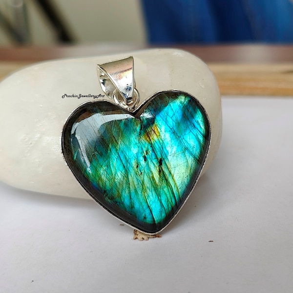 Un très beau pendentif en argent labradorite, argent sterling 925, magnifique pendentif en argent en forme de coeur, joli pendentif à offrir à votre amour