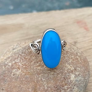Anel oval feito à mão em calcedônia azul: prata esterlina 925