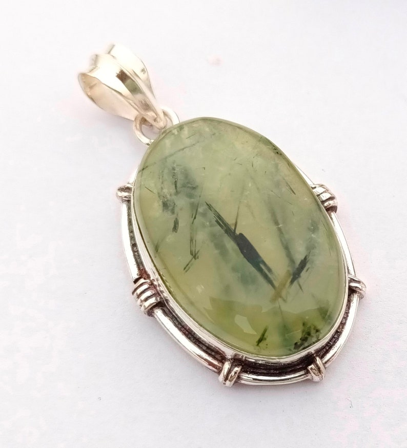 Colgante de prehnita ovalada: piedra preciosa verde natural, collar de plata de ley imagen 7