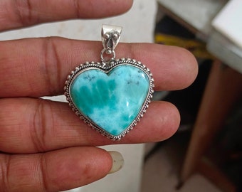 Colgante de Larimar en forma de corazón: plata de ley 925 hecha a mano, una joya delicada y llamativa.