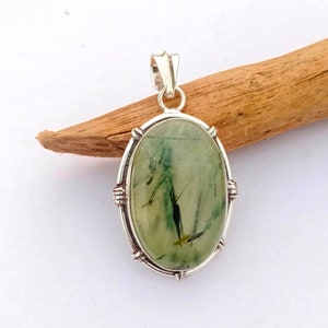 Colgante de prehnita ovalada: piedra preciosa verde natural, collar de plata de ley imagen 5