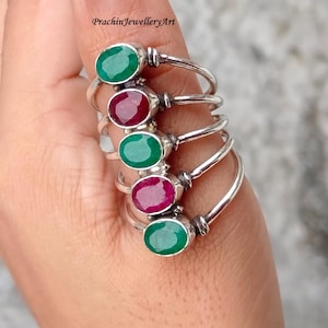 Handgjord ring med rubin och smaragd i 925 sterlingsilver