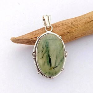 Colgante de prehnita ovalada: piedra preciosa verde natural, collar de plata de ley imagen 9