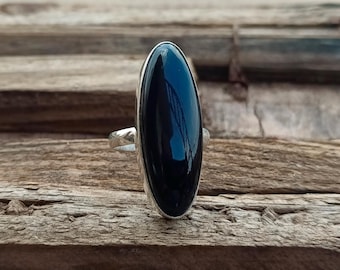 Anillo de ónix negro: bisel ovalado largo, banda de plata de ley 925
