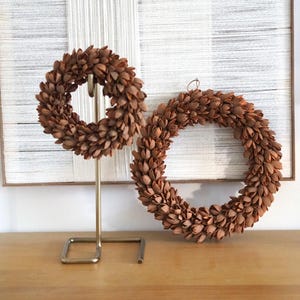 Wreath natural wreath decorative wreath door wreath decoration made of Bakuli fruits warm brown 30 cm 20 cm