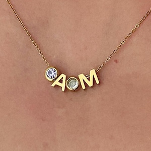 Collar de dos letras, collar con piedra de nacimiento inicial, pequeños dijes con letras de piedra de nacimiento, bisutería con iniciales para dos niños, joyería familiar con piedras preciosas