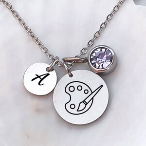 Collar de pincel, colgante de paleta, dije de letra inicial, colgante de piedra de nacimiento, regalo de pintor personalizado, joyería de pincel, dos discos