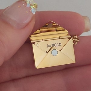 Collar con medallón de sobre, collar con mensaje oculto, dije con texto de motivación personalizado, medallón grabado, mensaje de amor de madre a hija