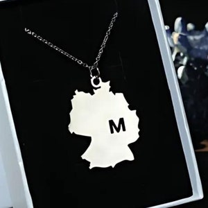 Personalisierte Deutschland Halskette mit Gravur Brief Anhänger Landkarte Charme benutzerdefinierte Zustand Schmuck, deutsche Frau Geschenk, im Ausland leben deutsch