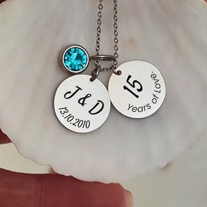 Collar de 15.º aniversario, collar con fecha de boda, colgante con iniciales de pareja y piedra de nacimiento, regalo para el día del matrimonio, joyería para el 15.º aniversario de bodas.