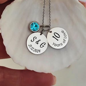 Collar con fecha de boda, piedra de nacimiento, iniciales de pareja, colgante, regalo para el día del matrimonio, regalo para la esposa, regalo del esposo, joyería para el décimo aniversario de bodas.