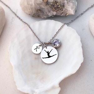 Collar con piedra de nacimiento inicial de gimnasia personalizado, colgante con letra de piedra de nacimiento de dos discos, regalo de gimnasta, regalo de entrenador de gimnasia personalizado