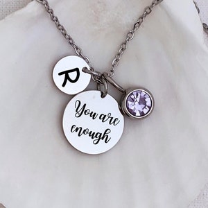 Colar You Are Enough Pingente com Letra Pedra de Nascimento Texto de Motivação Disco Mês de Nascimento Pingente Inicial Joia Motivacional Presente de Amor Próprio