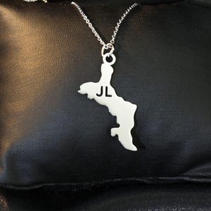 Collier en argent carte des Seychelles, pendentif lettre gravée, cadeau pour femme de nationalité seychelloise, bijoux carte du pays, breloque île des Seychelles