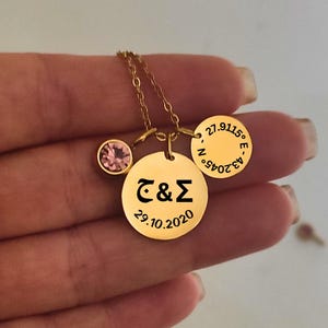 Collar con letras en dos idiomas, colgante con iniciales de pareja y piedra de nacimiento, regalo de boda, coordenadas de latitud y longitud, aniversario.
