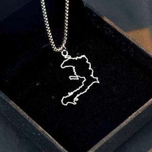 Collier Haïti en argent, pendentif carte du pays, cadeau femme haïtienne, bijoux Haïti, breloque Haïti plaqué or 18 carats, contour carte du pays Haïti
