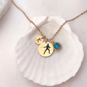 Collar con letra de jugador de esgrima, oro de 14 k, dije de piedra natal de dos discos, colgante inicial de sable de esgrima, regalo de entrenador de esgrima, joyería de esgrima