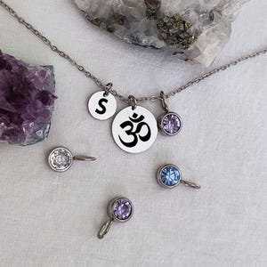 Collar con colgante de oro con nombre y letra Ohm, colgante con disco Aum de oro de 14 k, colgante con piedra natal Om, colgante con inicial de yogui, regalo para entrenador de yoga