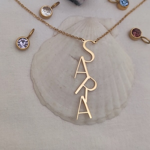 Collar con nombre de caligrafía colgante, placa de identificación vertical bañada en oro de 18 k, colgante con título en letra grande, joyería con inicial personalizada, dije con nombre en forma de gota