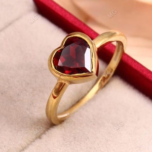 Anello impilabile con granato, anello delicato, anello con pietra preziosa, anello impilabile, anello minimalista, anello in argento sterling, regalo per lei, anello semplice con granato rosso