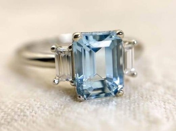 モアサナイト 3ストーンリング 1ct×グリーン0.5ct 深みのあるグリーン 